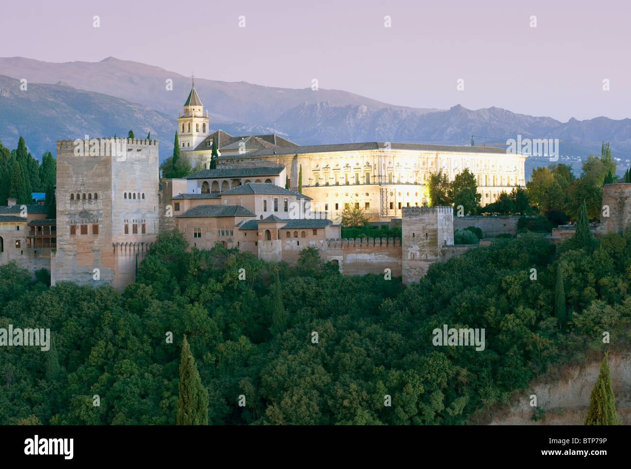 L' Alhambra Palace, crepuscolo, Granada, Andalusia Foto Stock