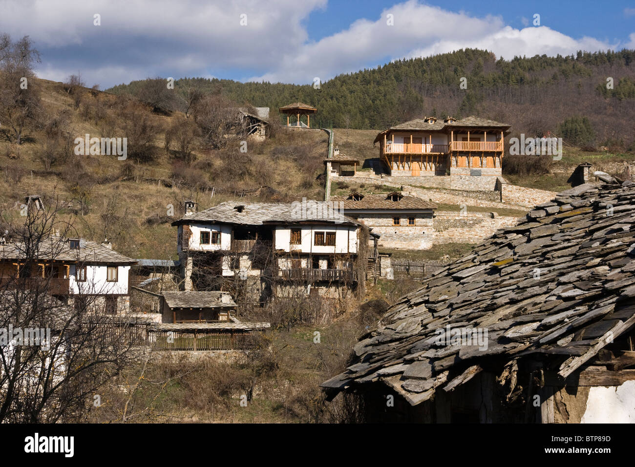 Vista principale del villaggio di Dolen, conosciuto con l'architettura nazionale punto di riferimento, Balcani, Bulgaria Foto Stock