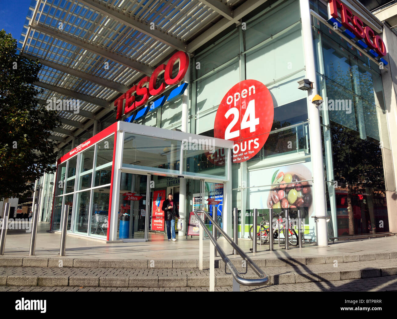 24hr apertura supermercato a Tesco in Kensington Londra Foto Stock