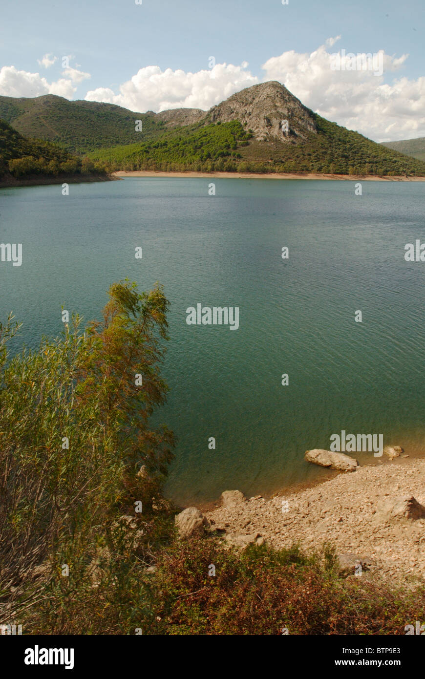 Spagna Estremadura, Caceres a Jerez de los Caballeros, vista lago accanto all mountain Foto Stock