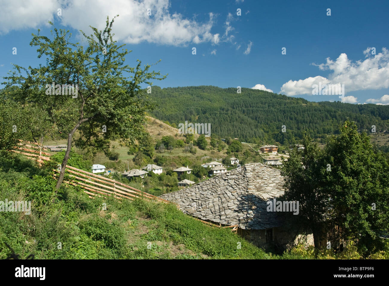 Vista principale di Dolen village, noto con punto di riferimento nazionale di architettura, Gotze Delchev regione, Balcani, Bulgaria Foto Stock