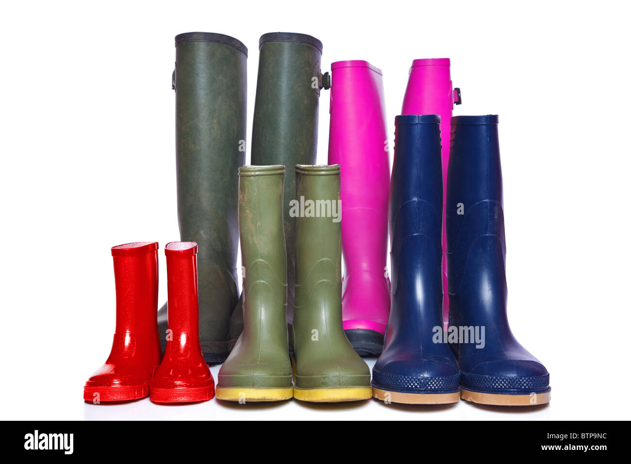 Un gruppo di wellie boots isolato su uno sfondo bianco. Foto Stock