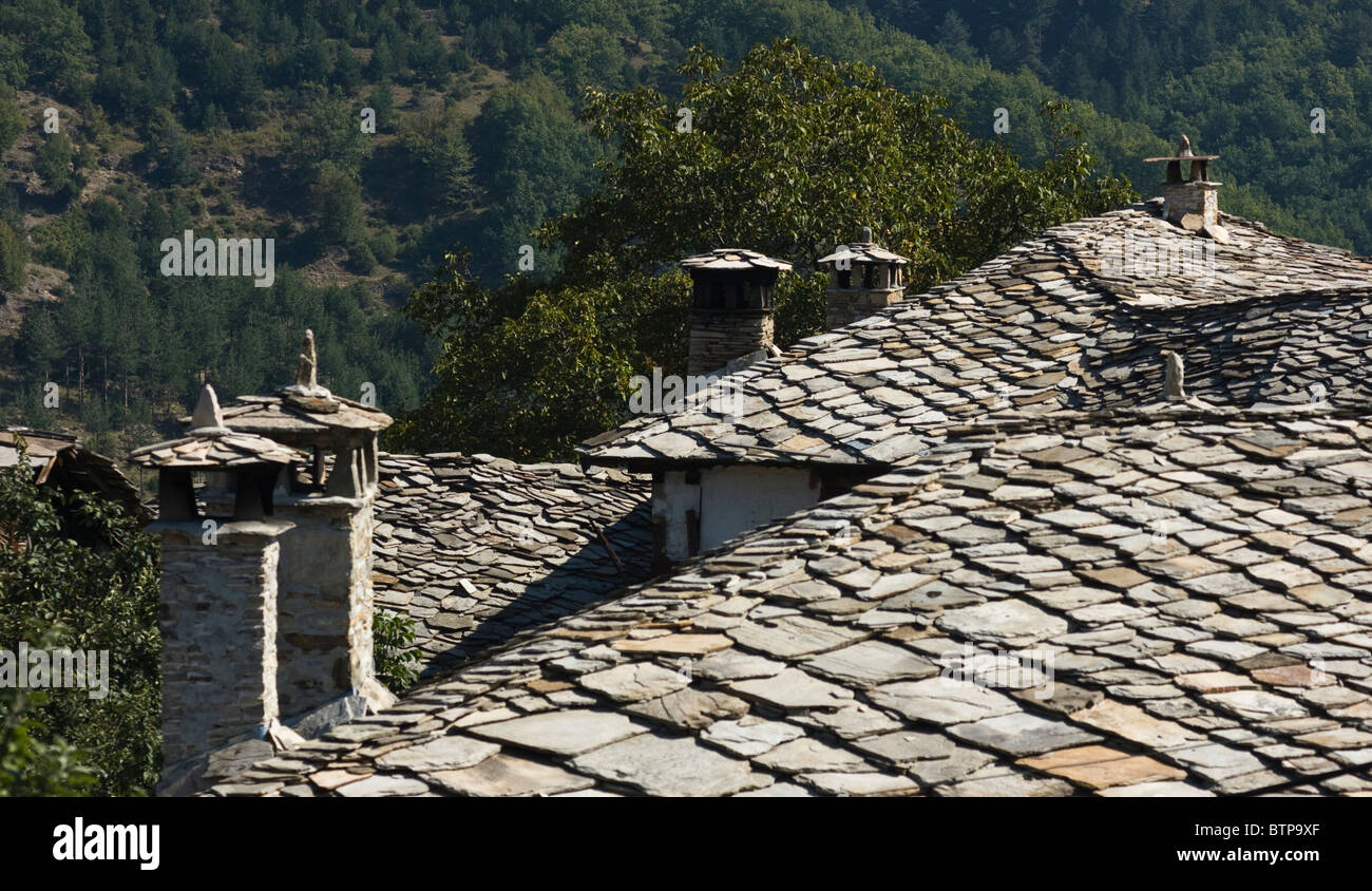 Tetti in pietra nel villaggio di Dolen, conosciuto con l'architettura nazionale punto di riferimento, Gotze Delchev regione, Balcani, Bulgaria Foto Stock