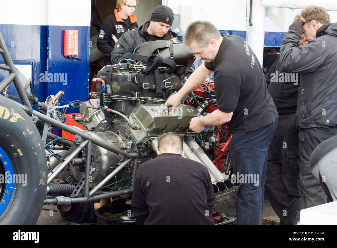 Equipaggio che fissa l'auto jet a Santa Pod modo di corsa Inghilterra Foto Stock