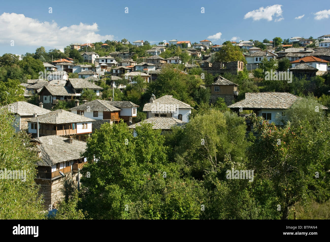 Vista principale di Dolen village, noto con punto di riferimento nazionale di architettura, vista principale, Balcani, Bulgaria Foto Stock