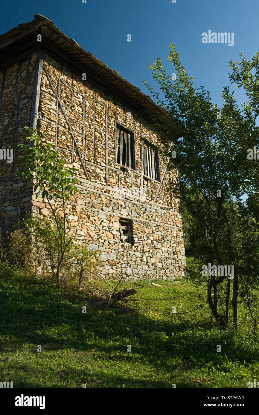 Una vecchia struttura in pietra nel villaggio di Dolen, fienile, conosciuto con l'architettura nazionale punto di riferimento, Gotze Delchev regione, Balcani, Bulgaria Foto Stock