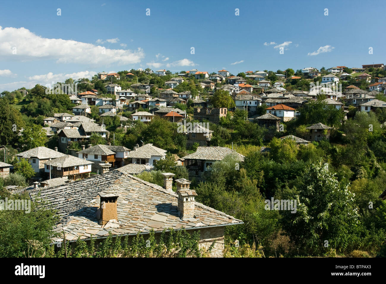 Vista principale del villaggio di Dolen, conosciuto con l'architettura nazionale punto di riferimento, Balcani, Bulgaria Foto Stock