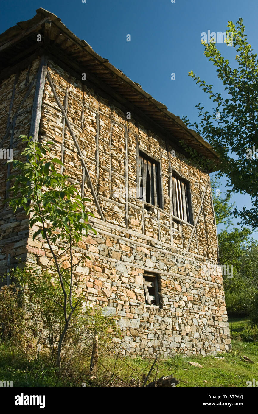 Una vecchia struttura in pietra nel villaggio di Dolen, fienile, conosciuto con l'architettura nazionale punto di riferimento, Gotze Delchev regione, Balcani, Bulgaria Foto Stock