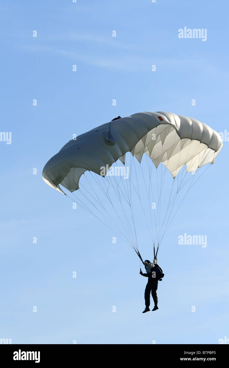 Paracadute su un luminoso cielo blu. La formazione di parapendio. Aviosuperficie di sport a Katowice, Polonia. Foto Stock