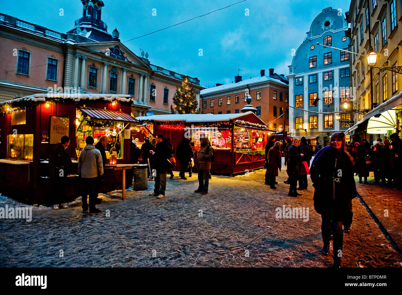 Tradizionale mercatino di Natale a Stortorget in Gamla Stan, Città Vecchia, a Stoccolma in Svezia nel dicembre Foto Stock