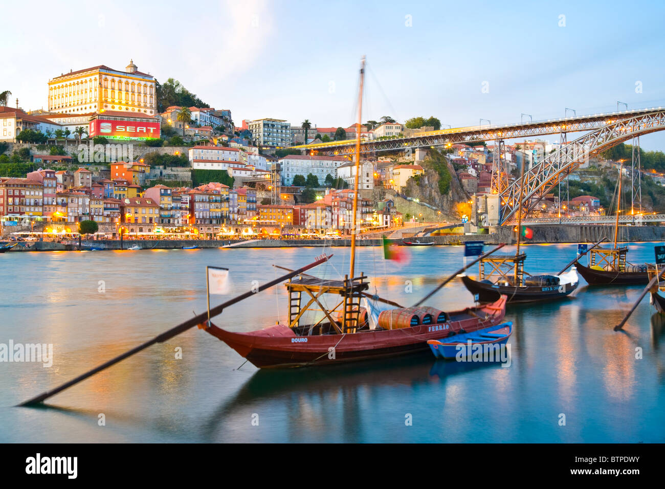 Fiume Douro, Ponte Dom Luis I, crepuscolo, Porto, Portogallo, Sherry chiatte Foto Stock