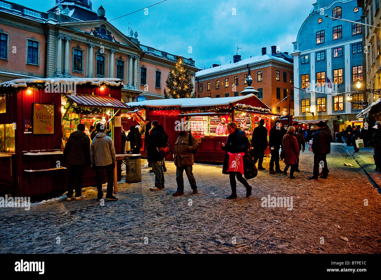 Tradizionale mercatino di Natale a Stortorget in Gamla Stan, Città Vecchia, a Stoccolma in Svezia nel dicembre Foto Stock