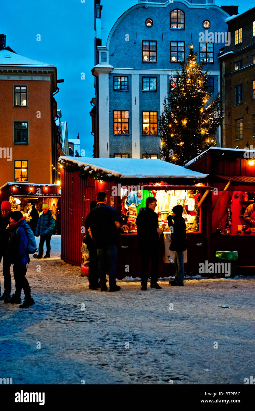 Tradizionale mercatino di Natale a Stortorget in Gamla Stan, Città Vecchia, a Stoccolma in Svezia nel dicembre Foto Stock