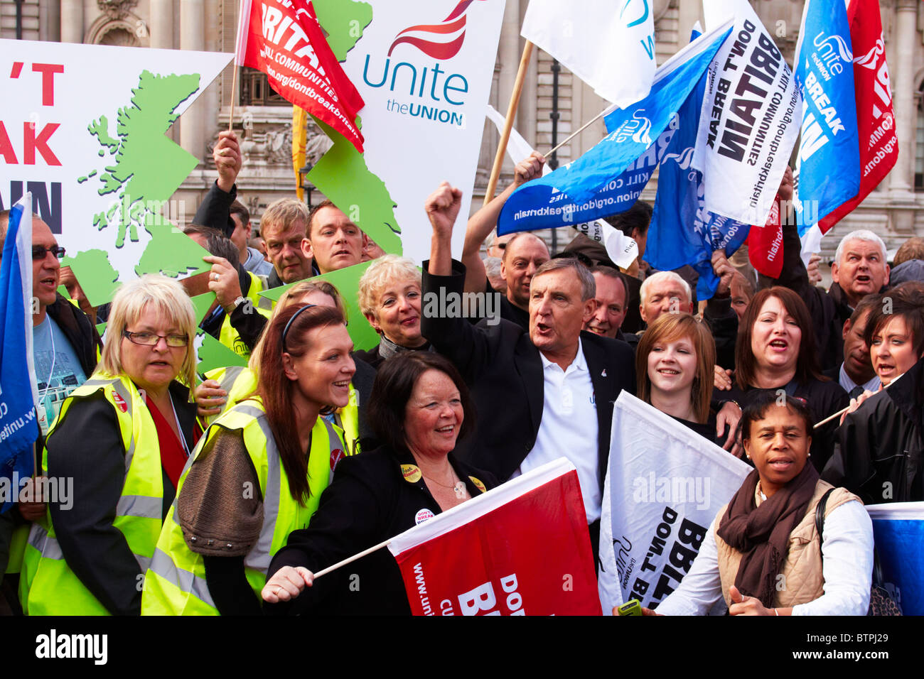 Tony Woodley, giunto il segretario generale di unite, conduce un canto durante una manifestazione di protesta Foto Stock