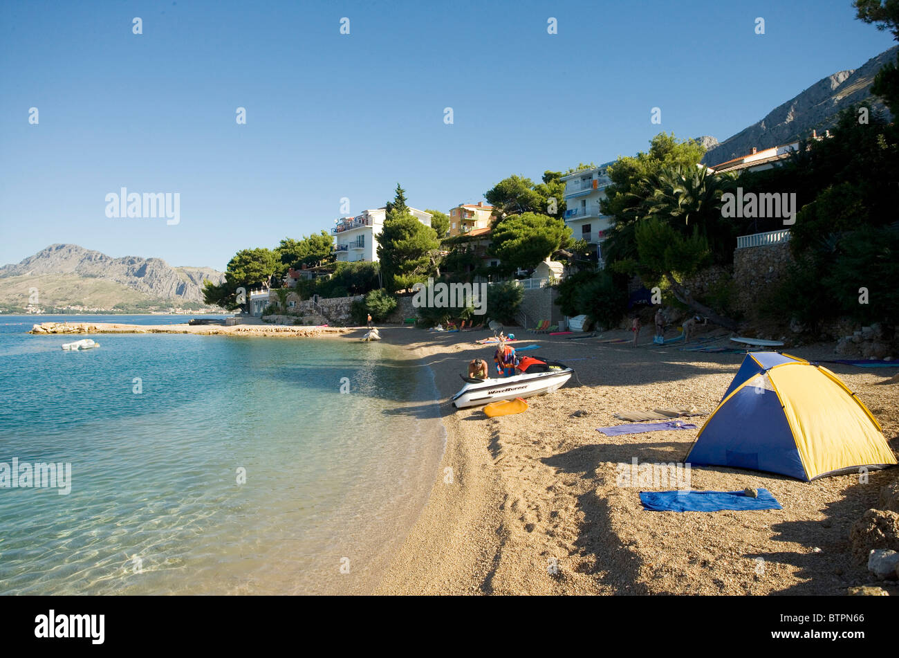 Una scena di spiaggia nei pressi della città di Omis, Croazia Foto Stock