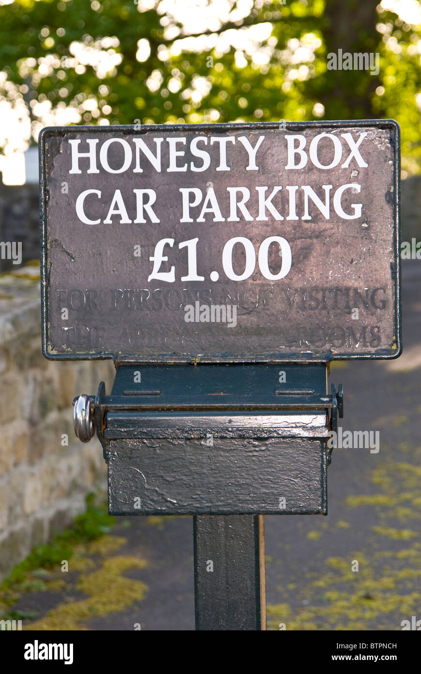 Inghilterra, North Yorkshire, Jevaulx Abbey car park con onestà box Foto Stock