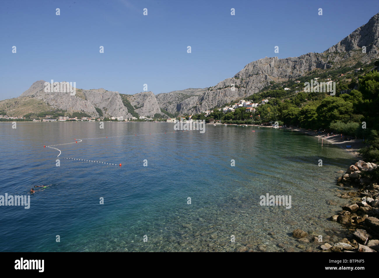 Le limpide acque del mare Adriatico vicino alla città di Omis Croazia Foto Stock