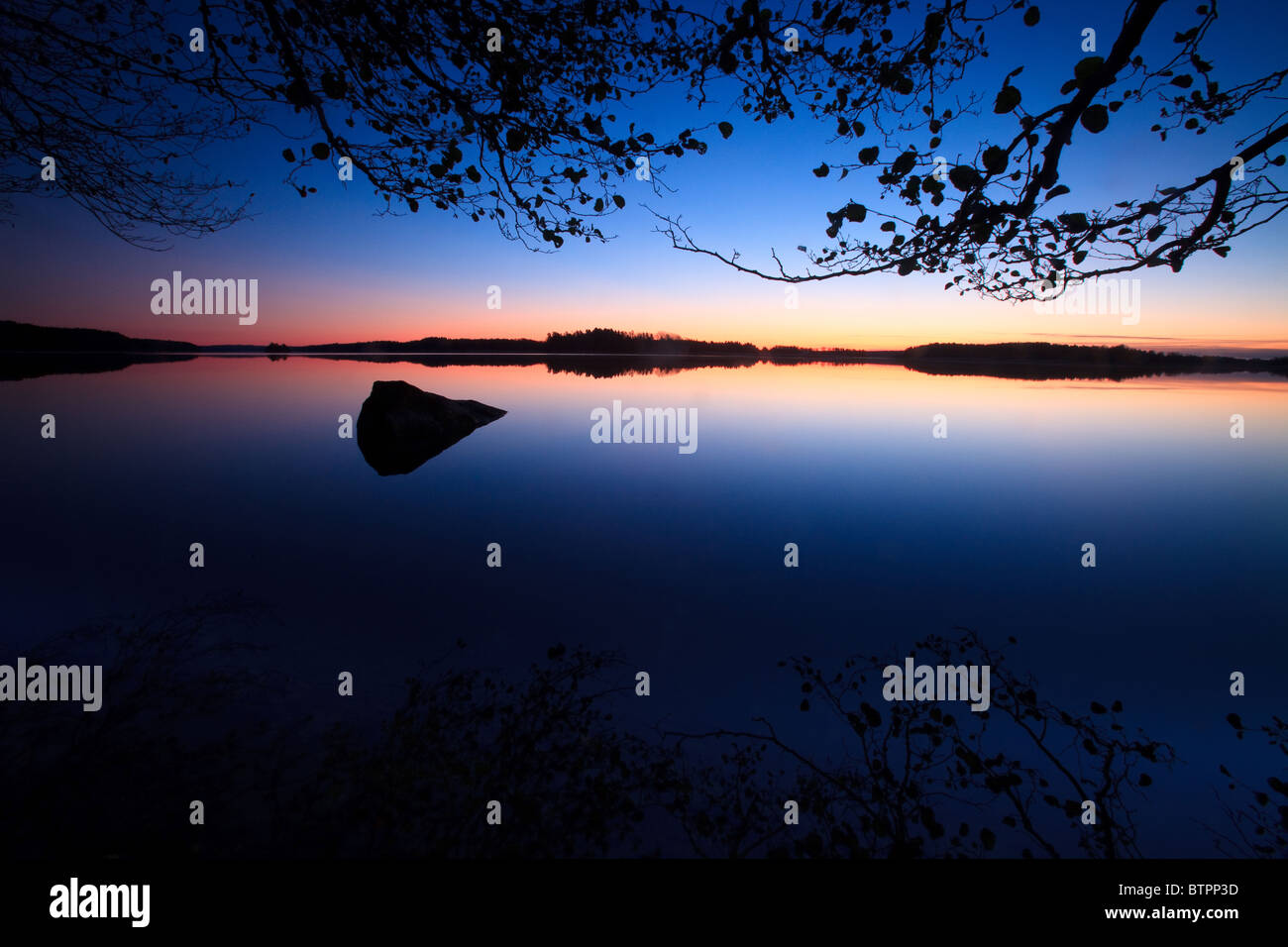 Colorati cieli predawn a Dramstad nel lago Vansjø in Østfold, Norvegia. Vansjø è una parte dell'acqua sistema chiamato Morsavassdraget. Foto Stock