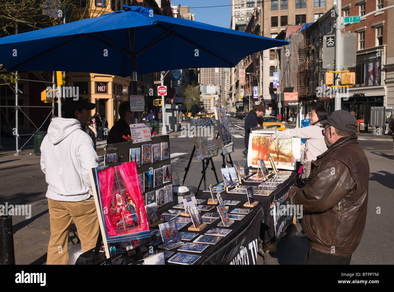Un venditore ambulante che vende oggetti d'arte in Union Square Park Foto Stock