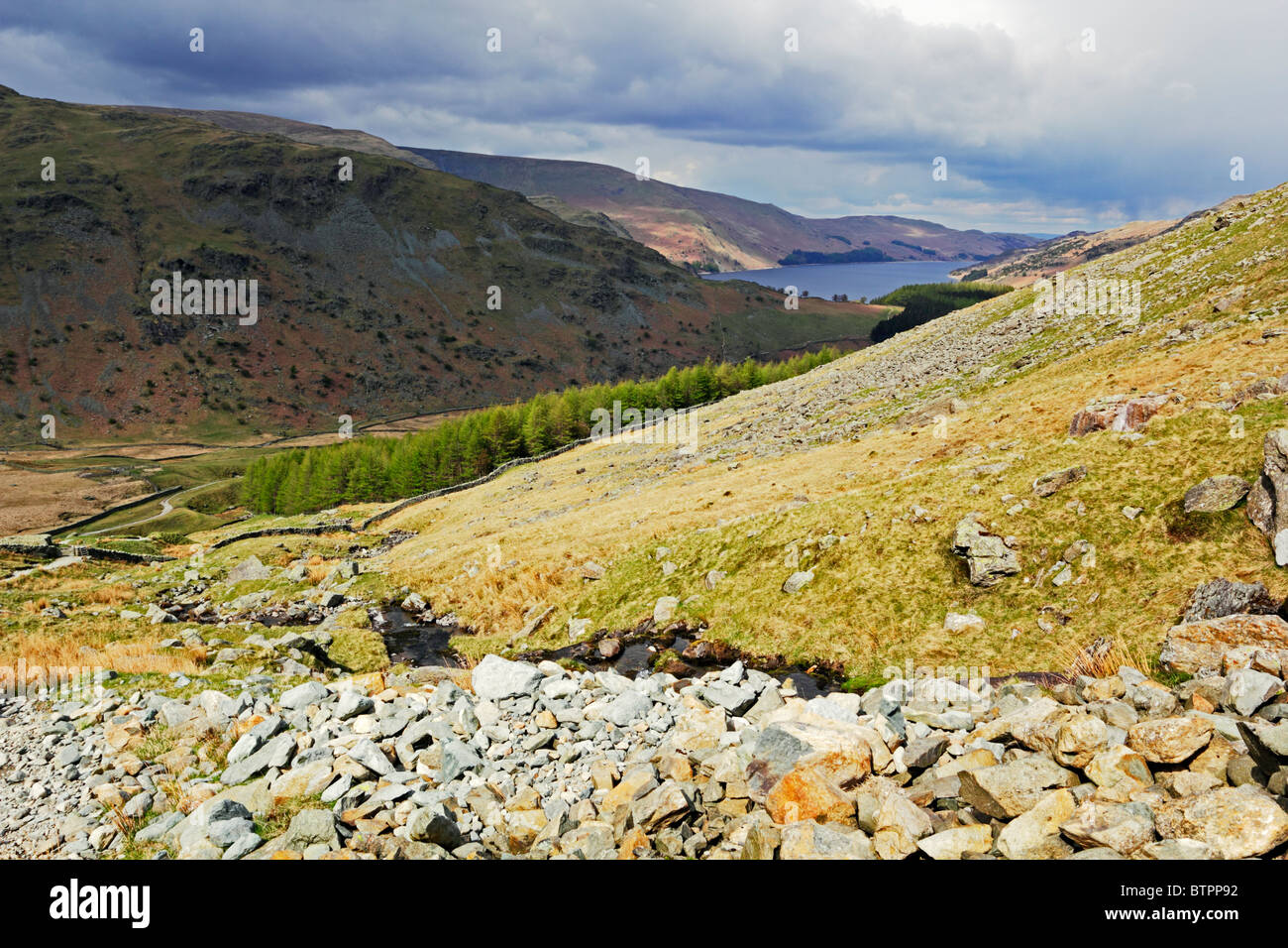 Scafell e ruvide falesia vicino a Mardale nel Parco Nazionale del Distretto dei Laghi, Cumbria, Inghilterra. Foto Stock