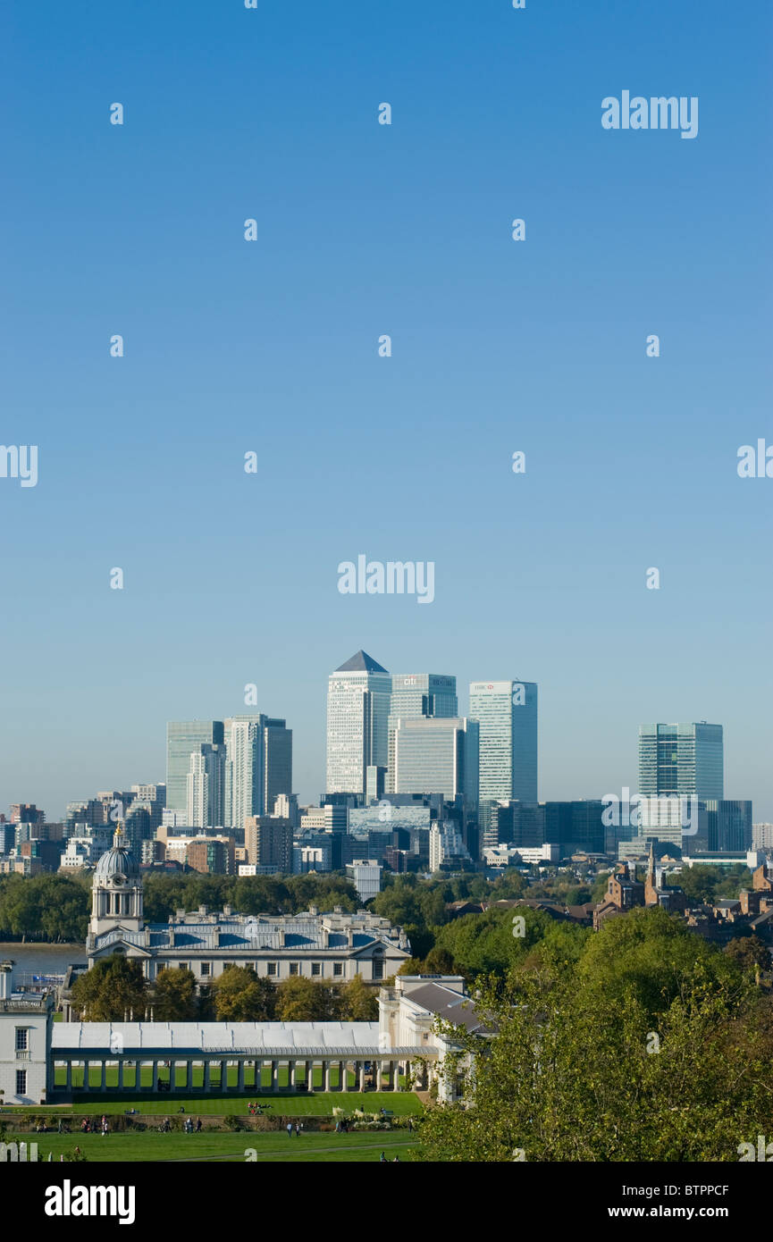 Lo skyline di Canary Wharf, come si vede da Greenwich Park nel sud est di Londra, Inghilterra, Regno Unito. Foto Stock