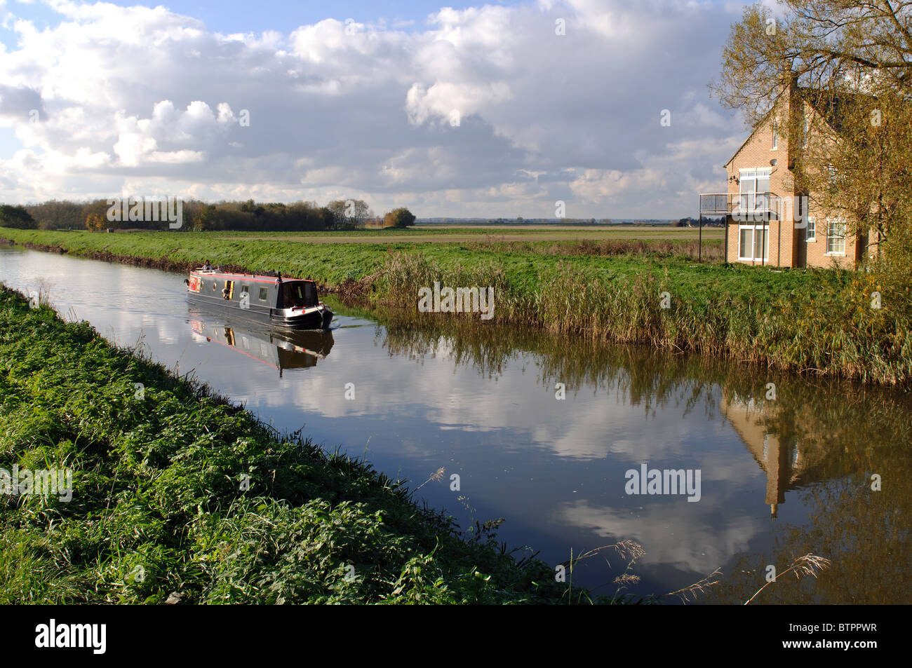 Narrowboat sul vecchio fiume Nene vicino Ponte Bodsey, Cambridgeshire, England, Regno Unito Foto Stock