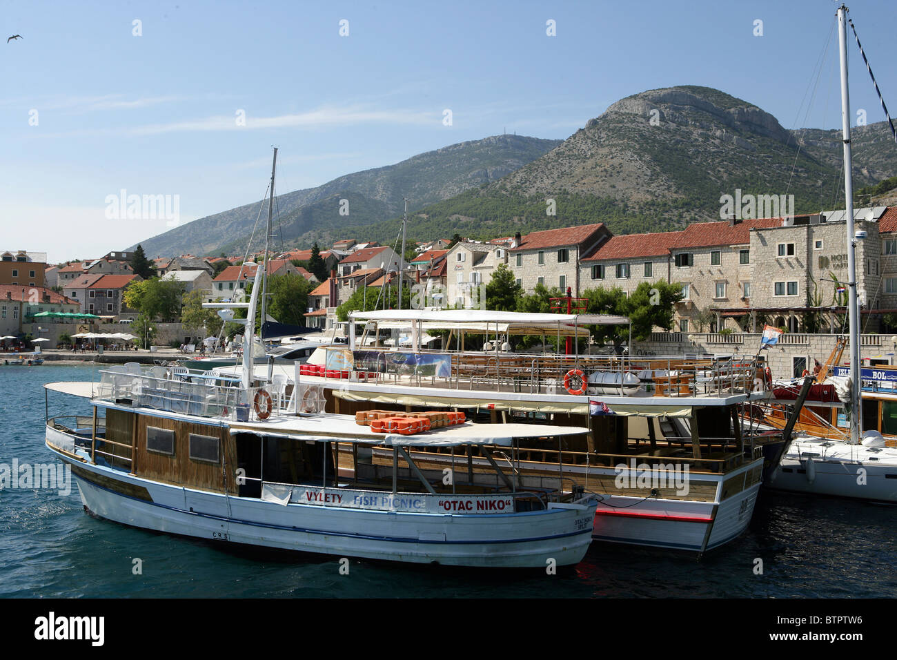 Imbarcazioni presso il porto di Bol sulla isola di Brac, Croazia Foto Stock