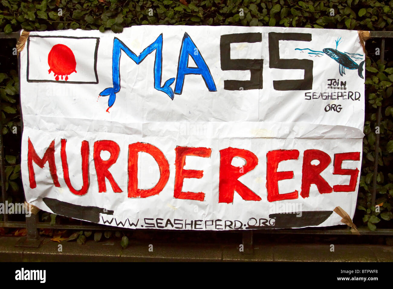 Banner durante un anti-caccia alla balena protesta al di fuori dell'Ambasciata giapponese Foto Stock