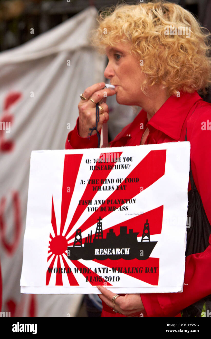 Protester durante un anti-caccia alla balena protesta al di fuori dell'Ambasciata giapponese Foto Stock