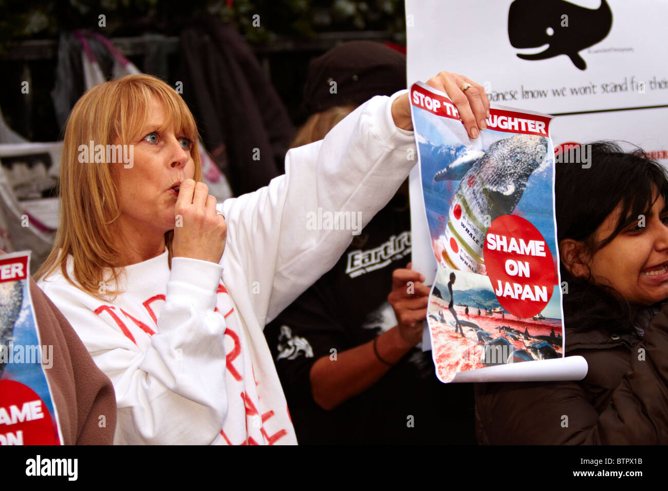 Protester durante un anti-caccia alla balena protesta al di fuori dell'Ambasciata giapponese Foto Stock