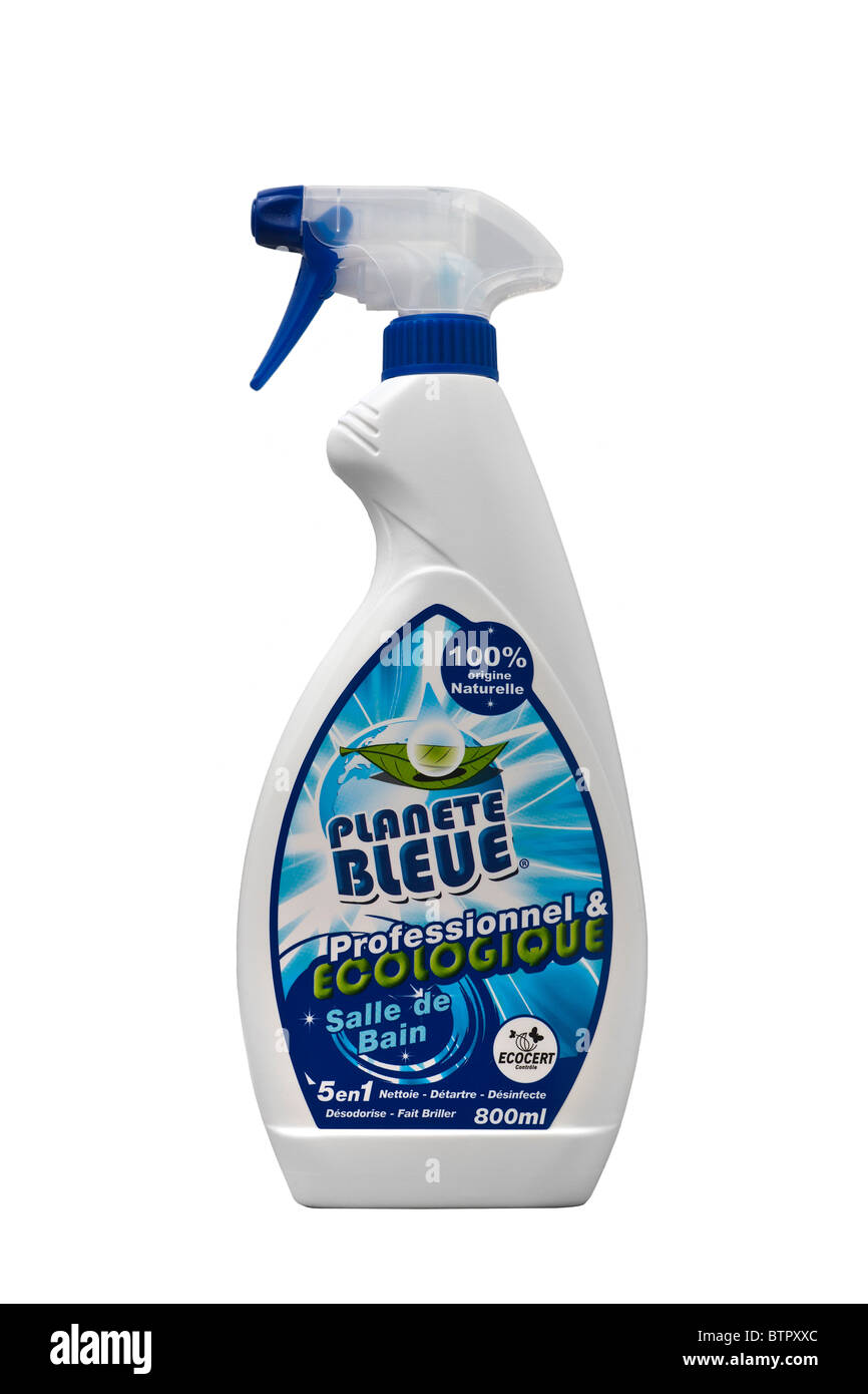 Un flacone spray di un organico prodotto di pulizia, fotografato su uno sfondo bianco. Flacone de produit écologique ménager. Foto Stock