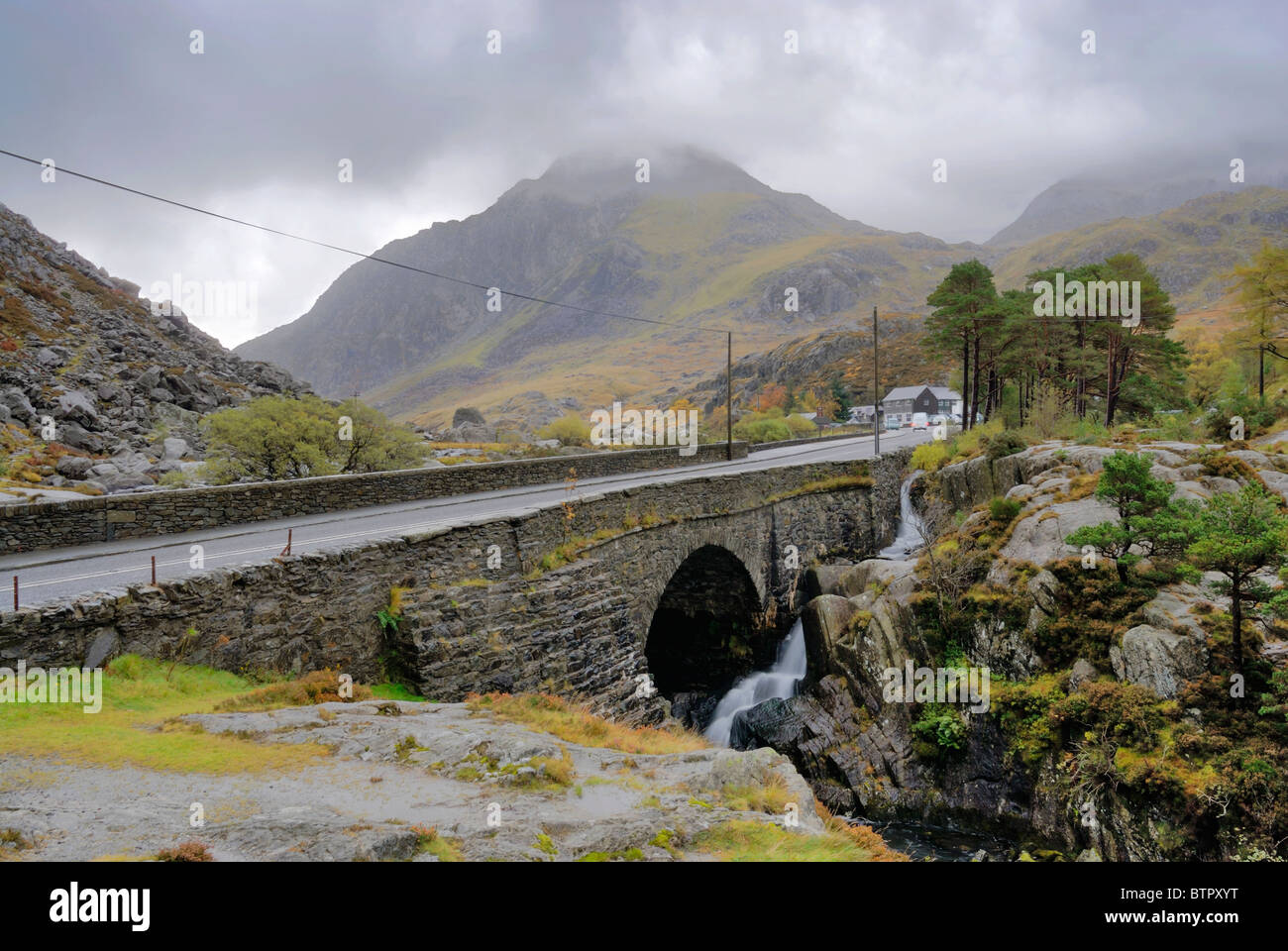 Tryfan e ponte sul Afon Ogwen a Rhaeadr Ogwen ( Ogwen cascate ), Gwynedd, il Galles del Nord. Foto Stock