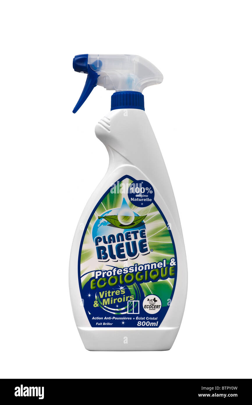 Un flacone spray di un organico prodotto di pulizia, fotografato su uno sfondo bianco. Flacone de produit écologique ménager. Foto Stock