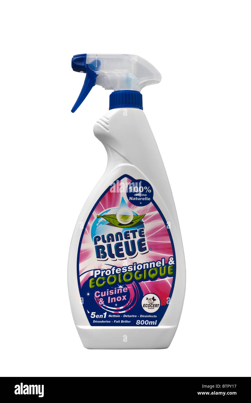 Un flacone spray di un organico prodotto di pulizia, fotografato su uno sfondo bianco. Flacone de produit écologique ménager. Foto Stock