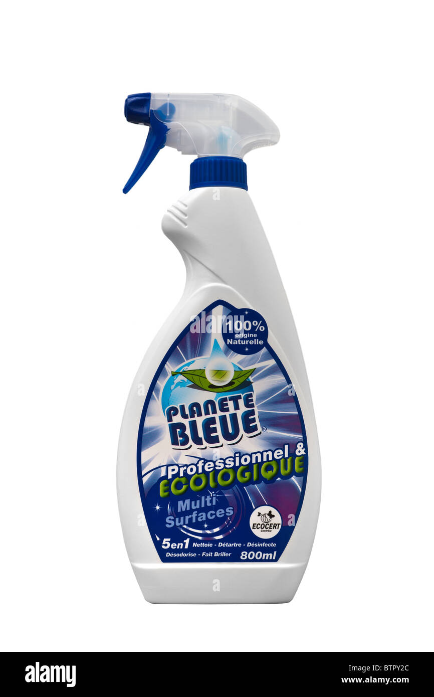 Un flacone spray di un organico prodotto di pulizia, fotografato su uno sfondo bianco. Flacone de produit écologique ménager. Foto Stock