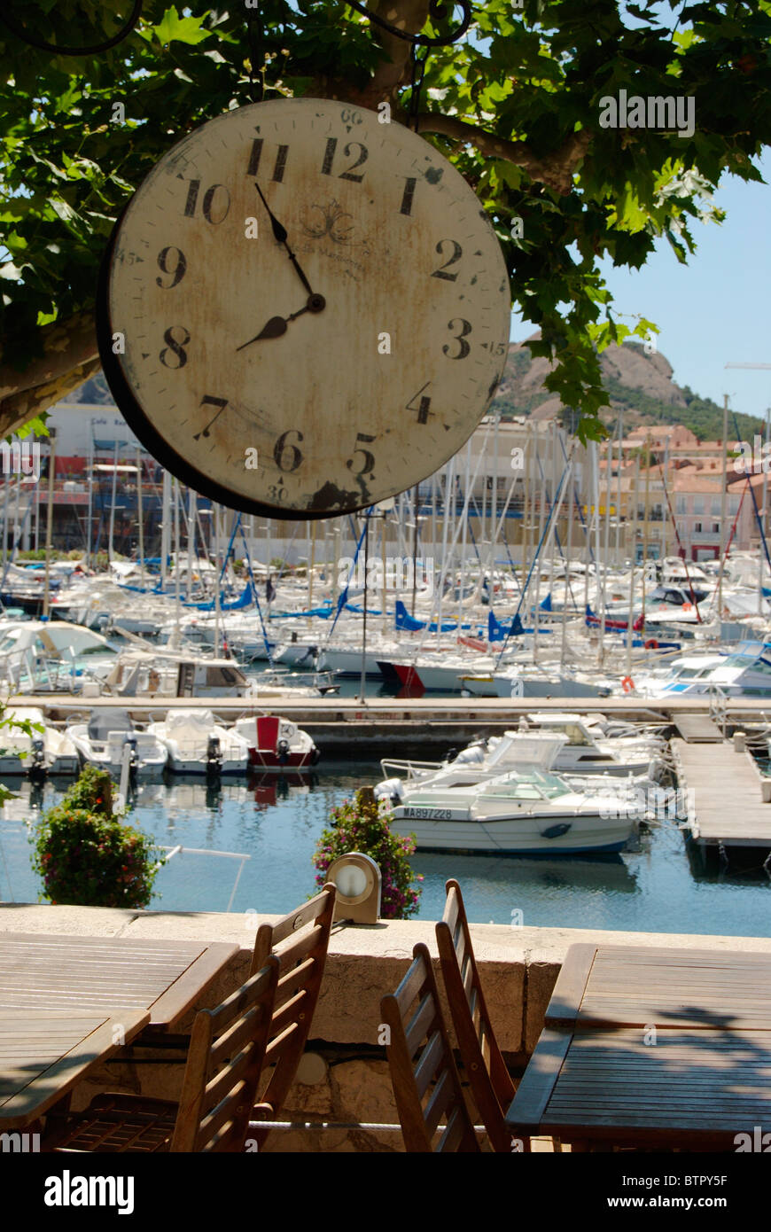 La Francia, La Ciotat, Vista del vecchio orologio e la porta Foto Stock