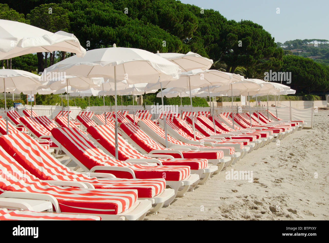 Francia, Saint-Tropez, Pampelonne, vista di svuotare le sedie a sdraio e ombrelloni in spiaggia Foto Stock