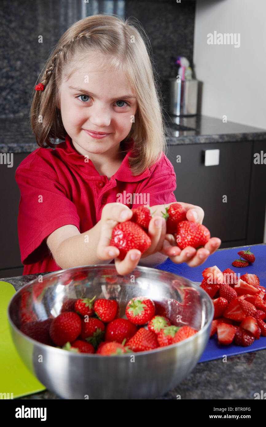 Ragazza la preparazione di fragole Foto Stock