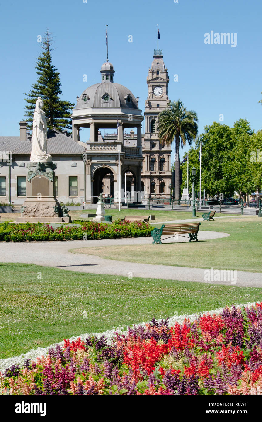 Australia, Central Victoria, Bendigo, Pall Mall, la vista del centro storico di statua e la costruzione Foto Stock