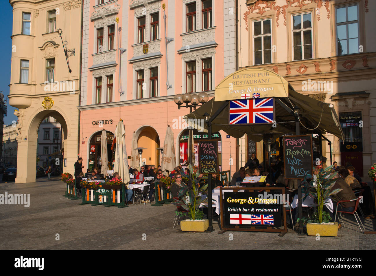 George and Dragon pub Inglese esterno Staromestske namesti, la piazza della città vecchia di Praga Repubblica Ceca Europa Foto Stock