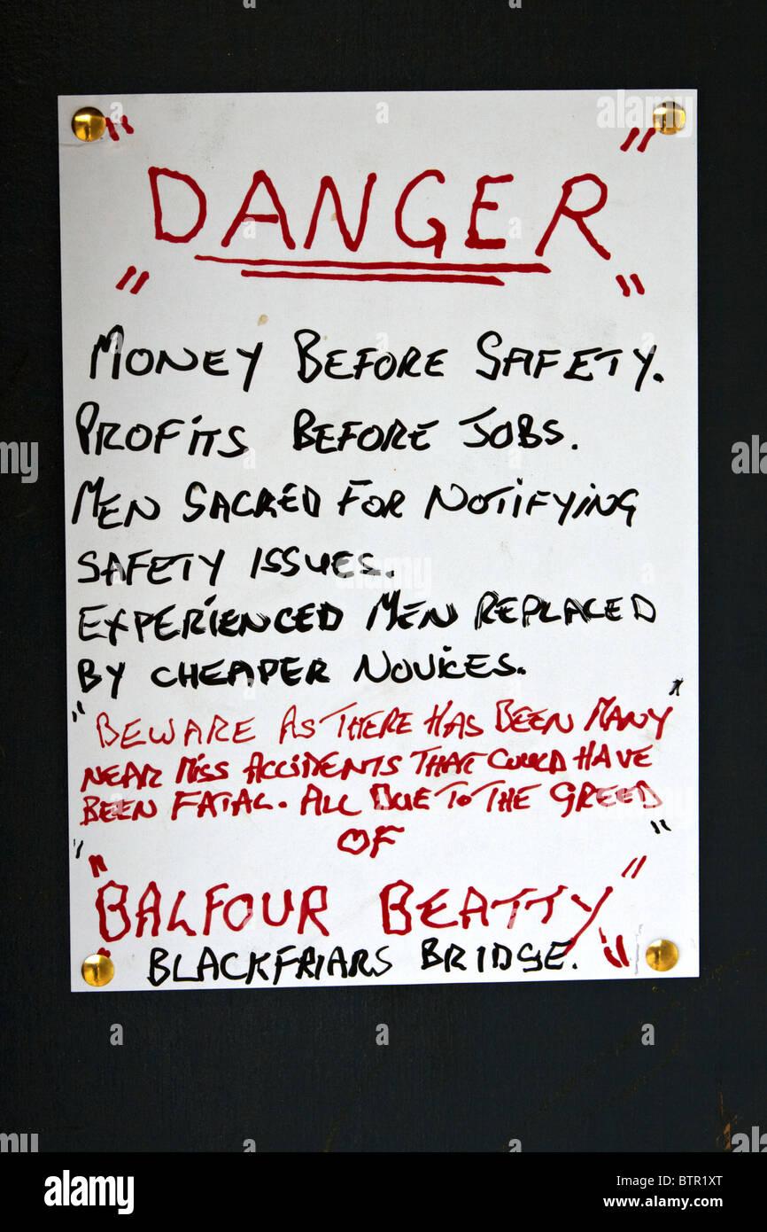 Avviso di nascosto la segnalazione di problemi di sicurezza a Balfour Beatty è sito a Blackfrair's Bridge Foto Stock