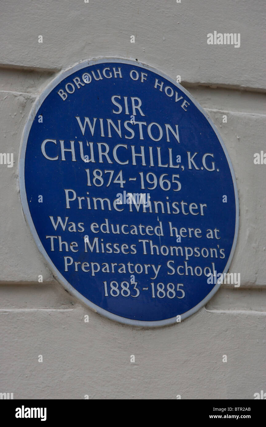 Targa blu per Sir Winston Churchill su un edificio di Hove, East Sussex, Regno Unito, come parte della targa blu regime. Foto Stock