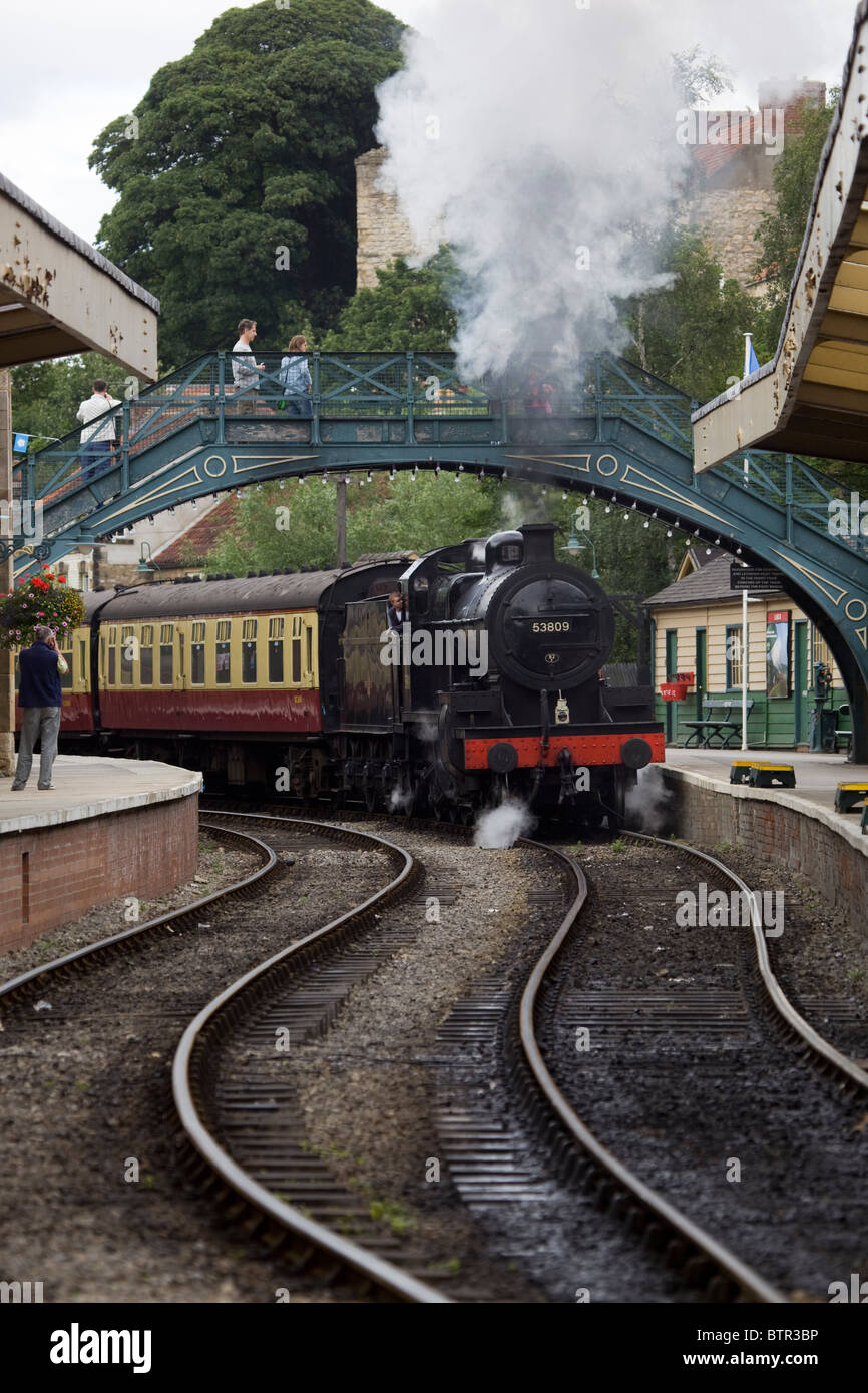 53809 treno a vapore a Pickering Stazione ferroviaria North Yorkshire Moors England Regno Unito Foto Stock