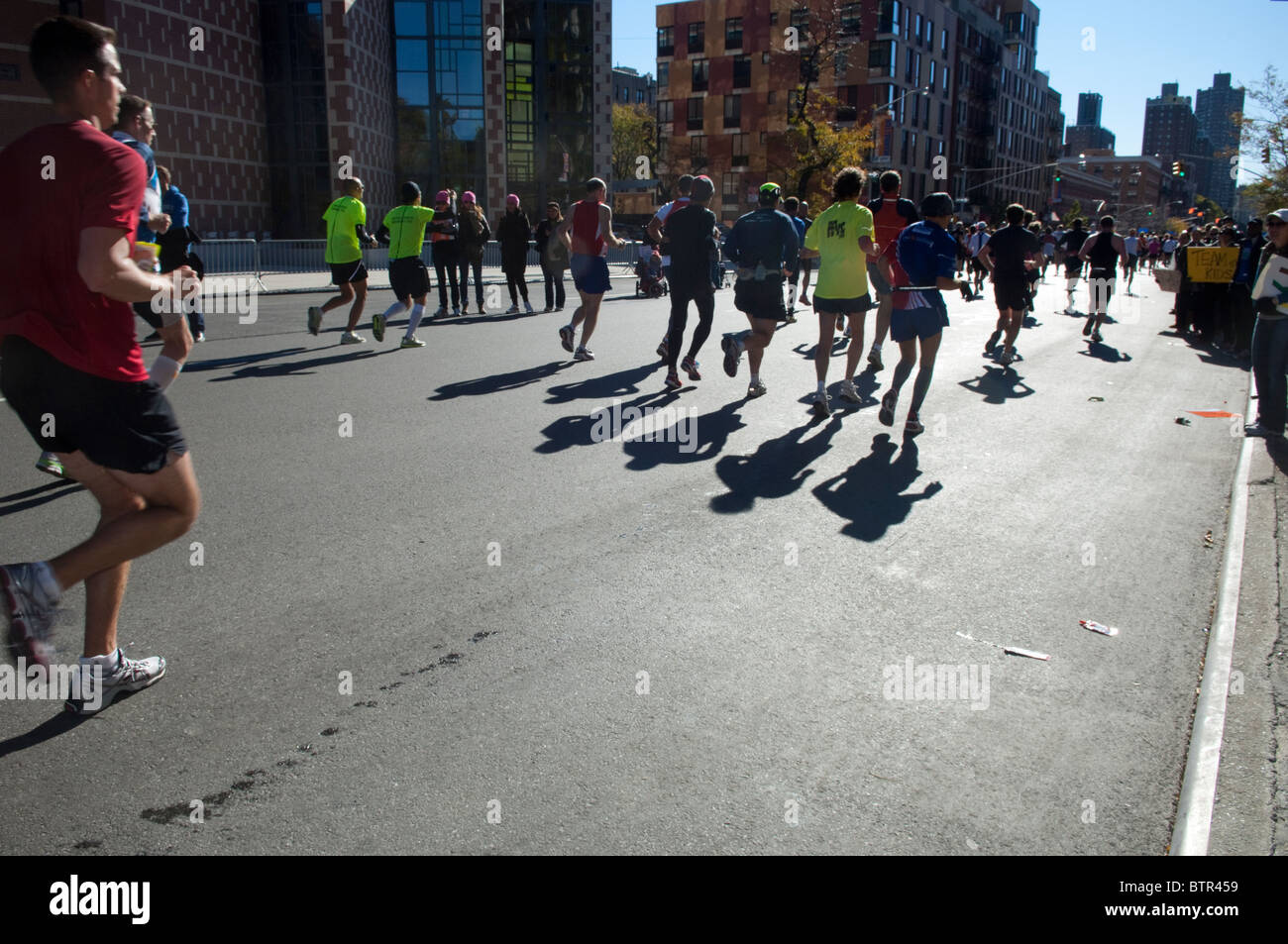 I corridori passano attraverso Harlem nel ING New York City Marathon domenica 7 novembre 2010 Foto Stock