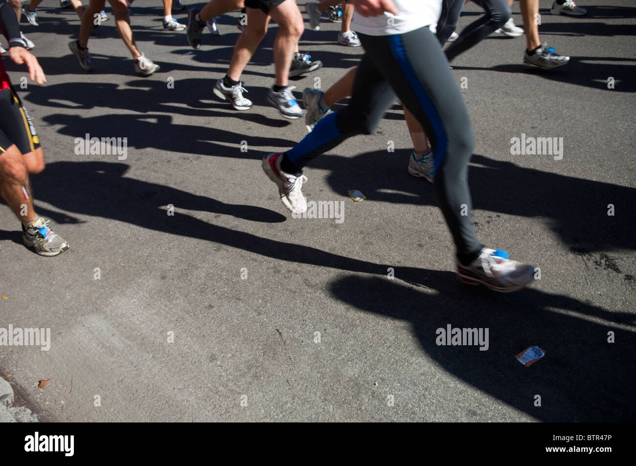 I corridori passano attraverso Harlem nel ING New York City Marathon domenica 7 novembre 2010 Foto Stock