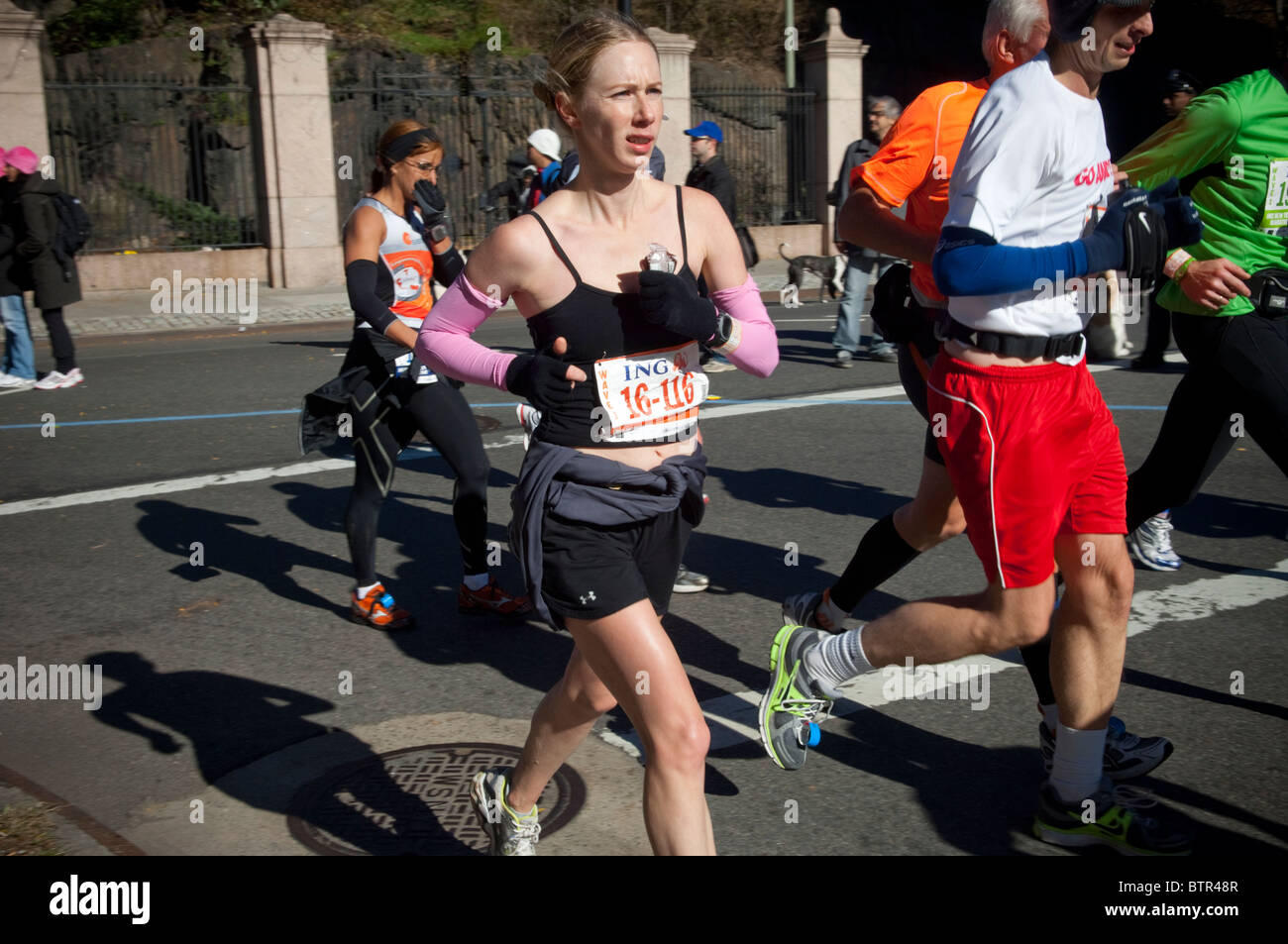 I corridori passano attraverso Harlem nel ING New York City Marathon domenica 7 novembre 2010 Foto Stock