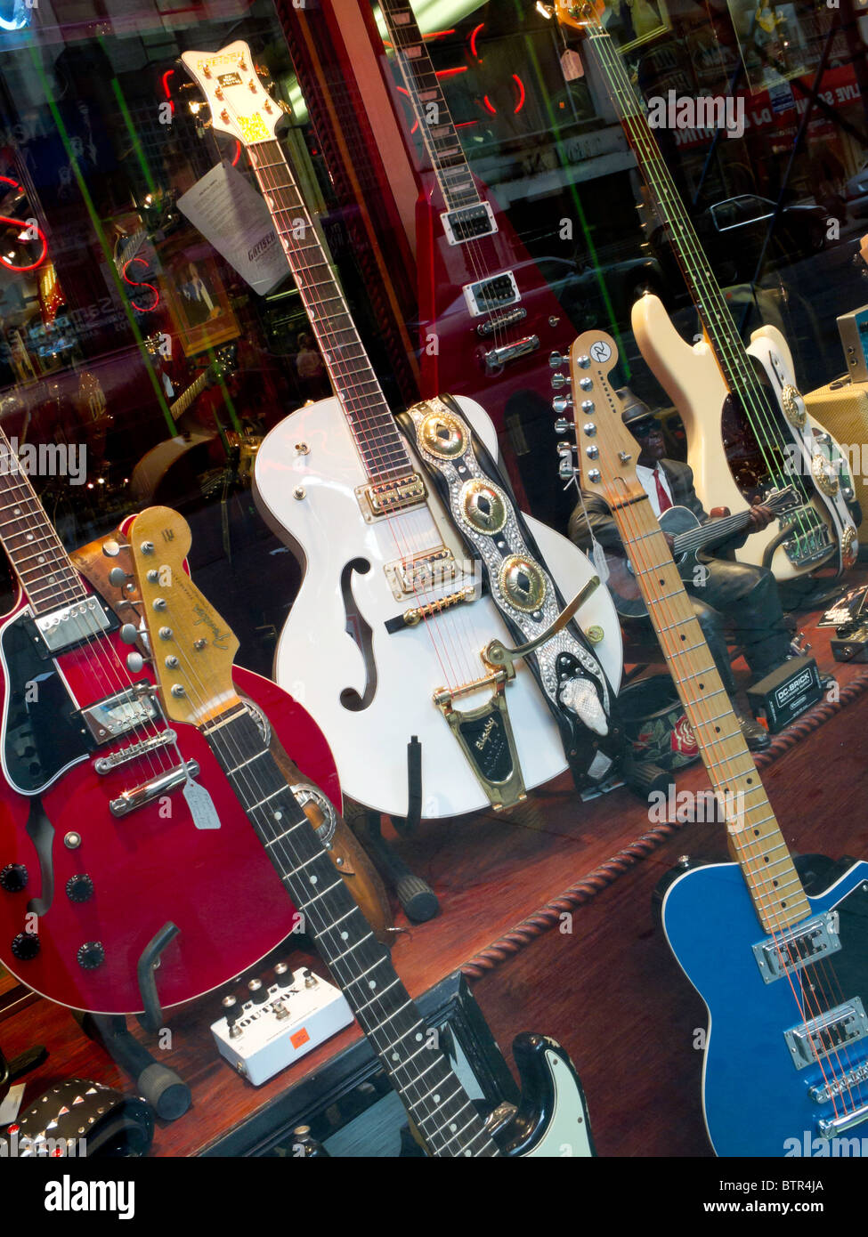 Chitarra elettrica Display, negozio di musica, NYC Foto Stock