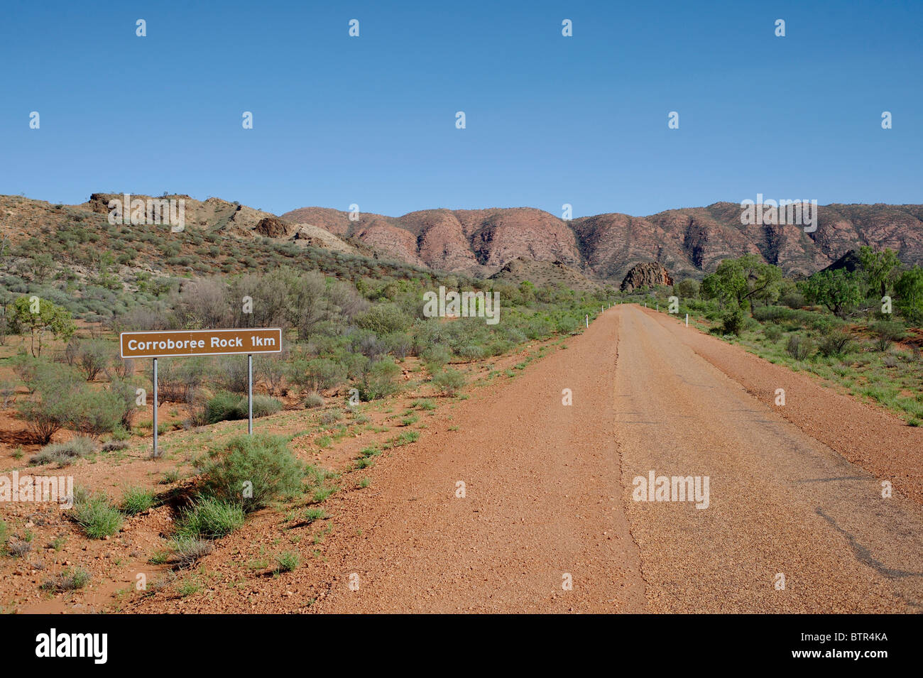 L'Australia, la strada che conduce a Corroboree Rock Conservation Reserve Foto Stock