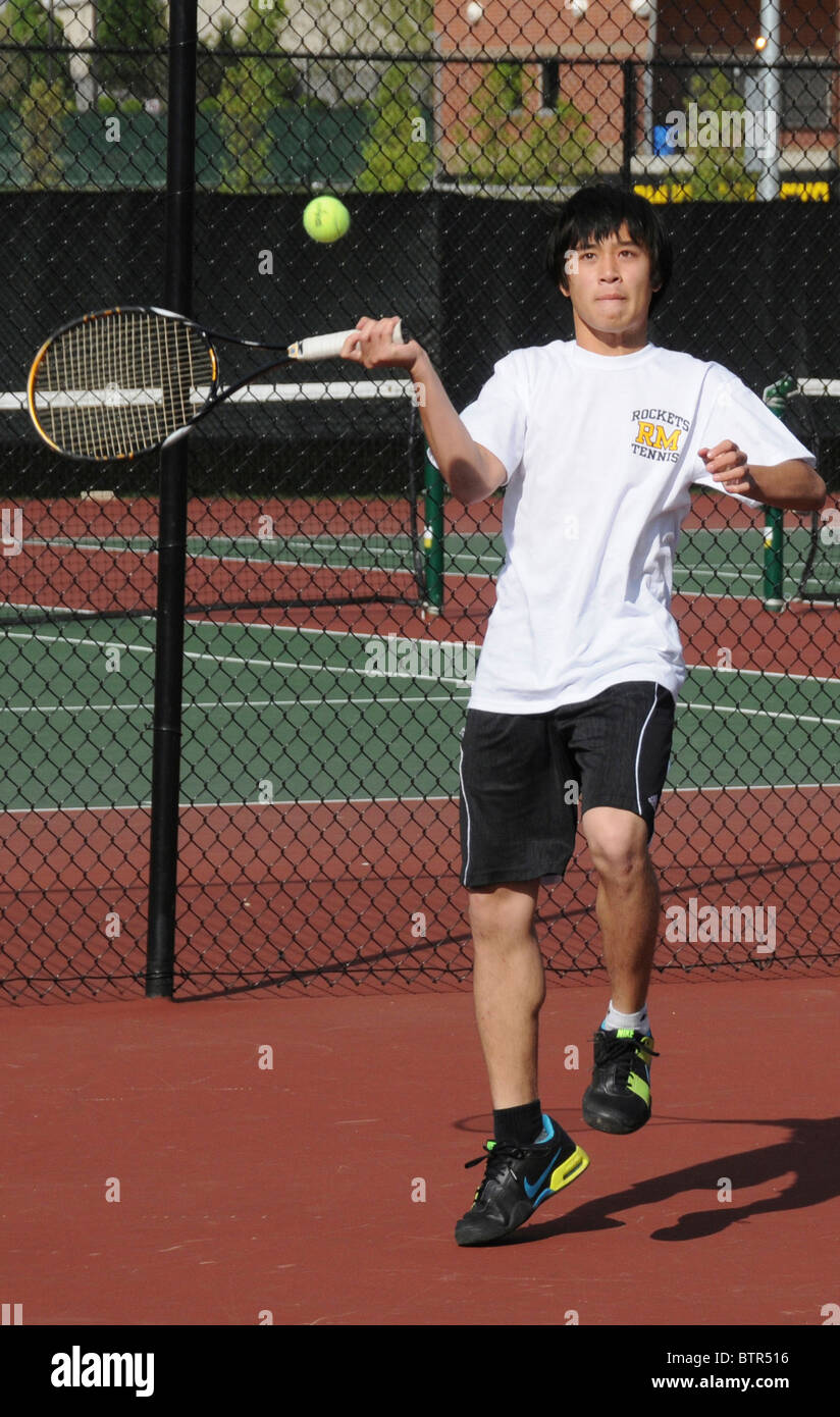 Adolescente giocando a tennis Foto Stock