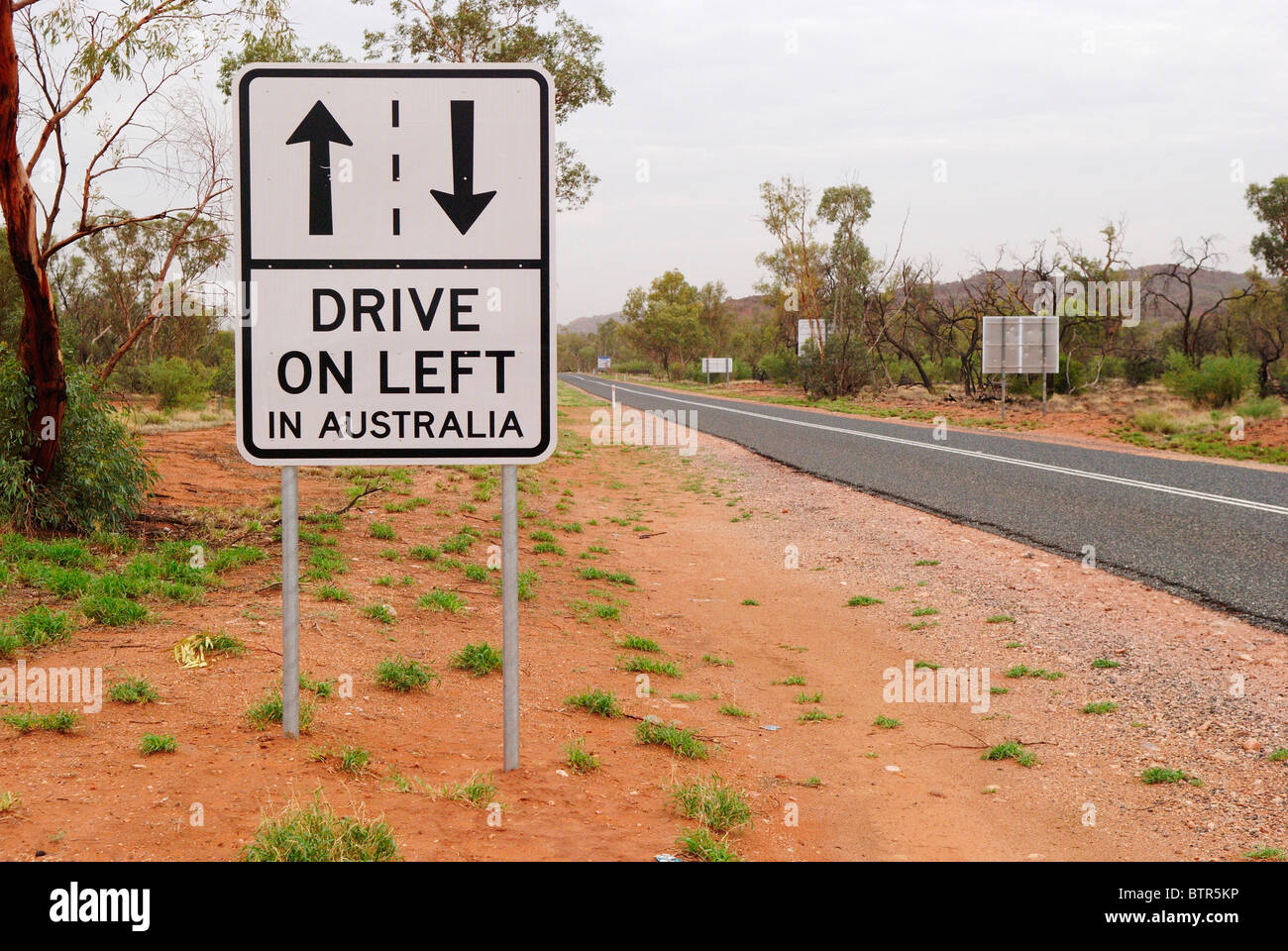 Australia, Territorio del Nord, Uluru-Kata Tjuta National Park, segno direzionale su strada Foto Stock